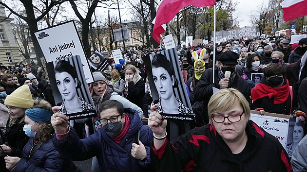 Polci ve Varav protestuj proti potratovmu zkonu, kvli ktermu zbyten zemela ticetilet Izabela. (6. listopadu 2021)