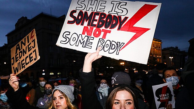 Poláci v Krakově protestují proti potratovému zákonu, kvůli kterému zbytečně zemřela třicetiletá Izabela. (7. listopadu 2021)