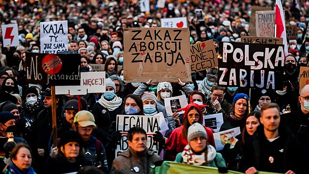 Polci v Krakov protestuj proti potratovmu zkonu, kvli ktermu zbyten zemela ticetilet Izabela. (7. listopadu 2021)