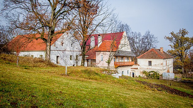 Lucie a Bernard Durychovi opravuj� s�dlo v Mlad�jovic�ch, jeho� historie sah� a� do 13. stolet�. Pr�ce maj� skon�it v roce 2024.