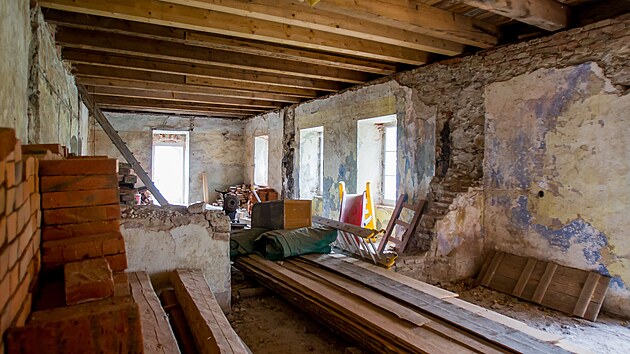 Lucie a Bernard Durychovi opravuj� s�dlo v Mlad�jovic�ch, jeho� historie sah� a� do 13. stolet�. Pr�ce maj� skon�it v roce 2024.