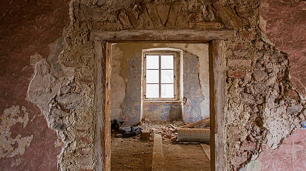 Lucie a Bernard Durychovi opravuj� s�dlo v Mlad�jovic�ch, jeho� historie sah� a� do 13. stolet�. Pr�ce maj� skon�it v roce 2024.