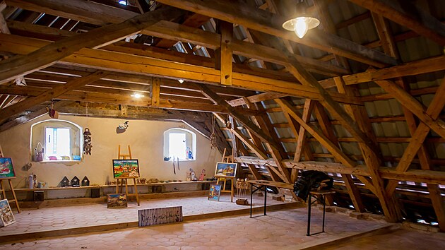 Lucie a Bernard Durychovi opravuj� s�dlo v Mlad�jovic�ch, jeho� historie sah� a� do 13. stolet�. Pr�ce maj� skon�it v roce 2024.