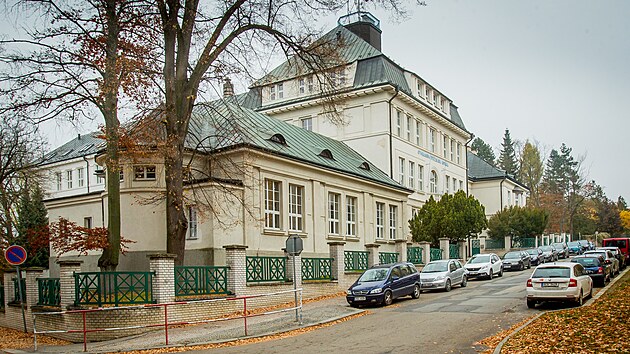 Budovu jindřichohradeckého gymnázia navrhl významný pražský architekt Bedřich Bendelmayer.