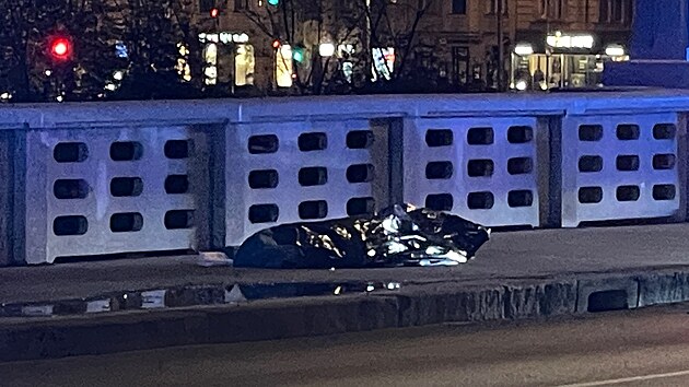 Na praskm Jirskov most srazilo osobn auto seniora, kter nehodu nepeil. (7. listopadu 2021)