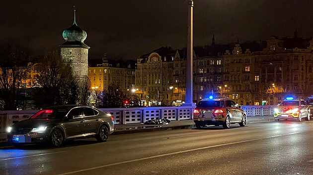 Na praskm Jirskov most srazilo osobn auto seniora, kter nehodu nepeil. (7. listopadu 2021)