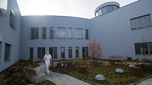 Prim psychiatrie Jan Kolomaznk pedstavuje venkovn atrium na uzavenm oddlen.