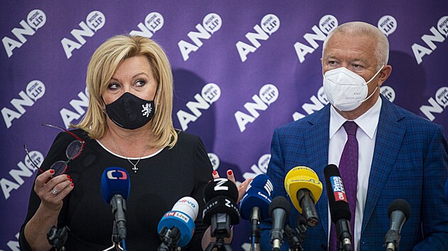Alena Schillerová a Jaroslav Faltýnek. vystoupili na tiskové konferenci po jednání poslaneckého klubu ANO. (3. listopadu 2021)