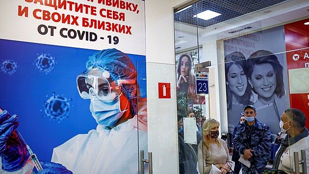 Lidé čekají na vakcínu v očkovacím centru v nákupním středisku ruského města Orjol. (1. listopadu 2021)