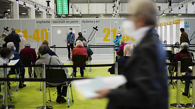 Zjemci o okovn ekaj ped registranm pultem v okovacm centru maltzsk zchrann sluby v Berln. (3. listopadu 2021)