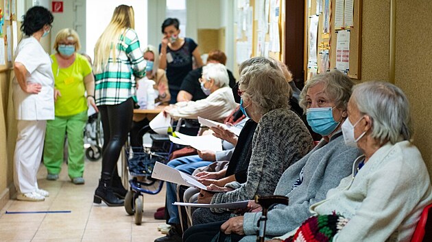 Klienti Ružinovského domu pro seniory čekají na třetí posilující dávku očkování. (26. října 2021)