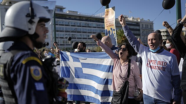 Zdravotníci protestují proti povinnému očkování před řeckým parlamentem v centru Athén. (3. listopadu 2021)
