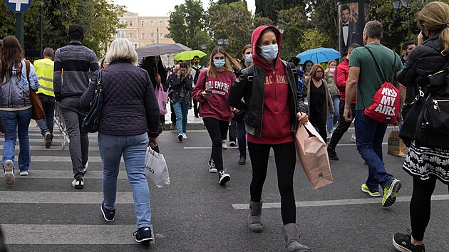 Nkte chodci na eckm nmst Syntagma se chrn ped nkazou roukami.(2. listopadu 2021)