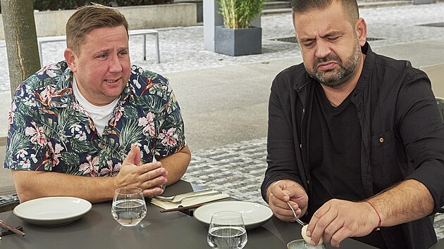 Radek Kašpárek, Jan Punčochář a Přemysl Forejt před vietnamskou restaurací Dian v Praze.