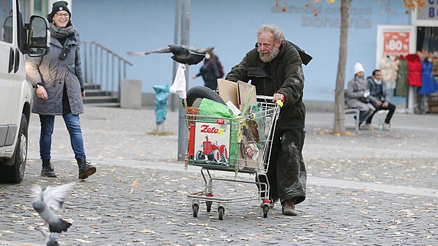 Jednu z důležitých postav filmu Dvě slova jako klíč hraje i Jaroslav Dušek. Coby bezdomovec kráčí přes ústecké Mírové náměstí.