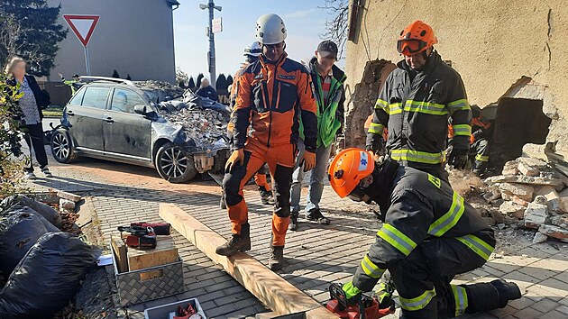 Hasii v nedli brzy rno zasahovali u nehody v brnnskch Ivanovicch, kde nklak vtlail zaparkovan auto do zdi domu. Ponienou ze museli zajistit. (31.10.2021)