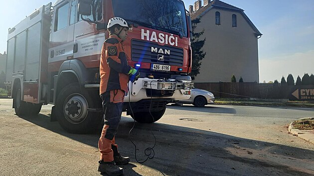 Hasii v nedli brzy rno zasahovali u nehody v brnnskch Ivanovicch, kde nklak vtlail zaparkovan auto do zdi domu. (31.10.2021)