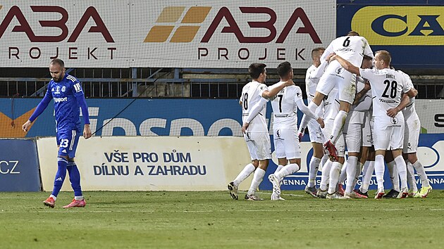 Fotbalist Slovcka juchaj po glu, Tom Zahradnek z Olomouce koue zklamn.