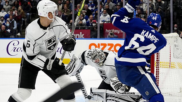 David K�mpf z Toronta sleduje, jak brank�� Los Angeles Jonathan Quick krot� puk.