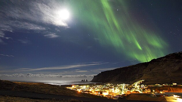 Polární záře na nejjižnějším bodu Islandu u obce Vík. V pozadí je skalní útvar zvaný Reynisdrangar.