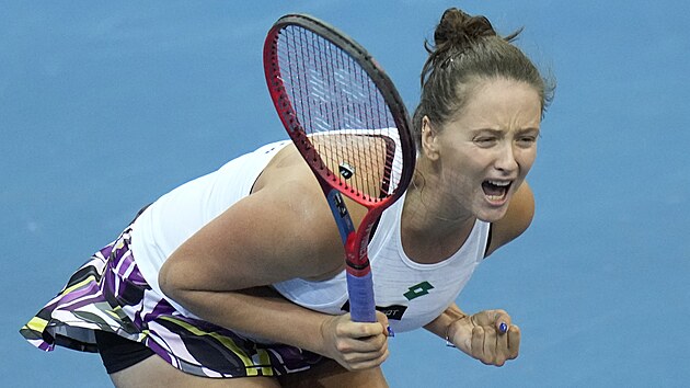 Slovensk tenistka Viktoria Kumov se raduje z vhry nad Shelby Rogersovou z USA.