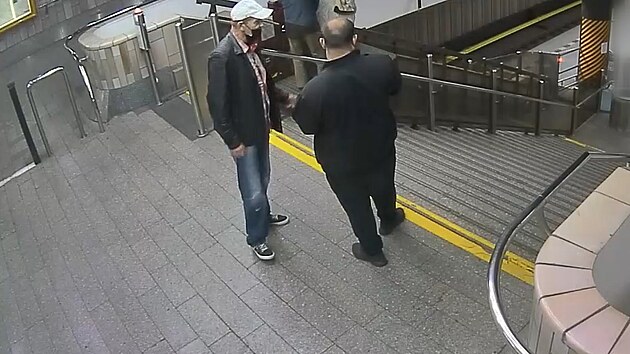 Policie hled� zlod�je, kter� ve stanici metra Sm�chovsk� n�dra�� okradl cestuj�c�ho. P�tr� i po zlod�jov� zn�m�m.