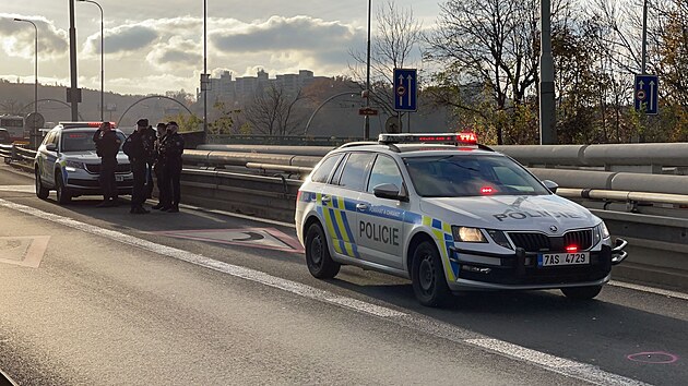 Policist varovn vystelili za idiem v kradenm aut. Z Prahy ujel a do an. (9.11.2021)