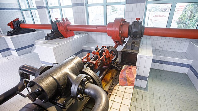 Historick stroj firmy Kolben Dank, kter v hradeckch lznch zajiuje uml vlnobit.