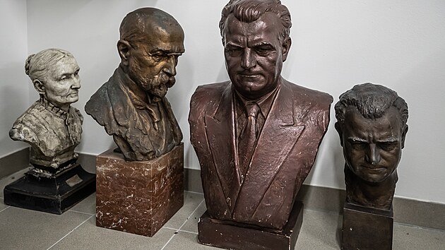 V depoziti jet ekaj na uloen busty T. G. Masaryka i Klementa Gottwalda.