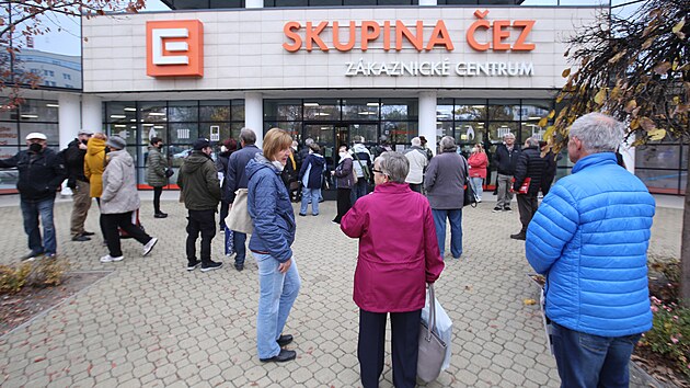 Lid ekaj ve front ped zkaznickm centrem energetick spolenosti EZ v Plzni. (1. 11. 2021)
