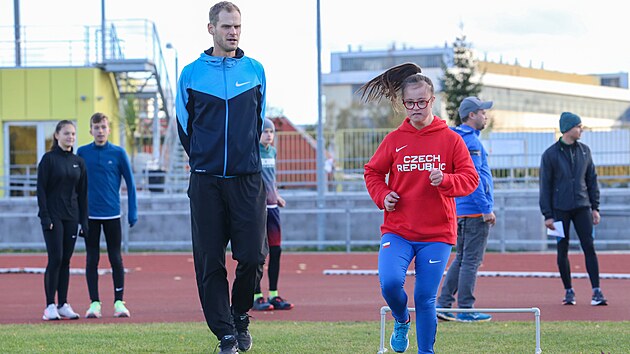 Mlad atletka s Downovm syndromem Magdalna Sailerov trnuje na atletickm stadionu v Plzni. Jednm z jejch trenr je Miroslav Neuvirt. (24. 10. 2021)