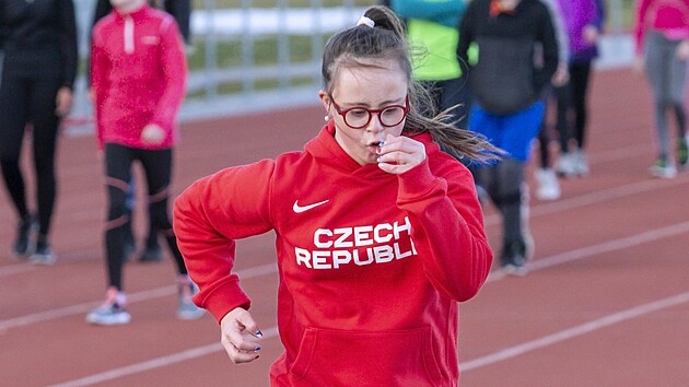 Mladá atletka s Downovým syndromem Magdaléna Sailerová trénuje na atletickém stadionu v Plzni. (24. 10. 2021)