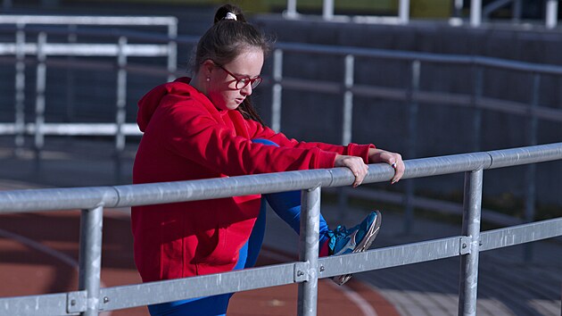 Mladá atletka s Downovým syndromem Magdaléna Sailerová trénuje na atletickém stadionu v Plzni. (24. 10. 2021)
