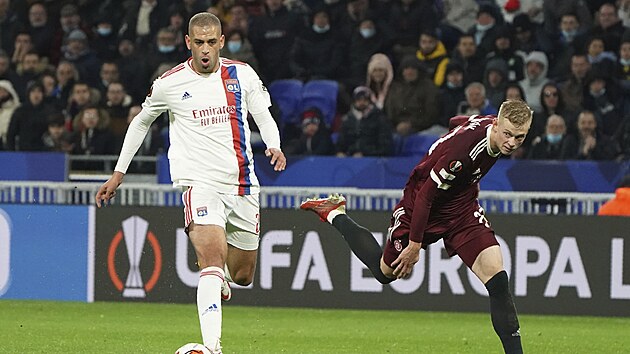 Islam Slimani z Lyonu utk sparanskmu obrnci Filipu Pankovi.