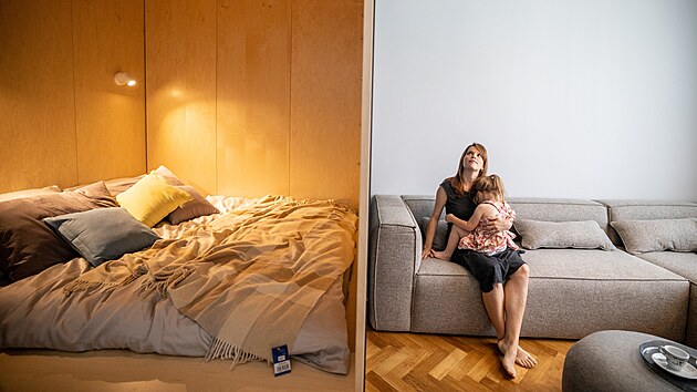 Po proměně má pokoj dvě funkce, je v něm ložnice i obývák. Na snímku je Katka se svou dcerou. 