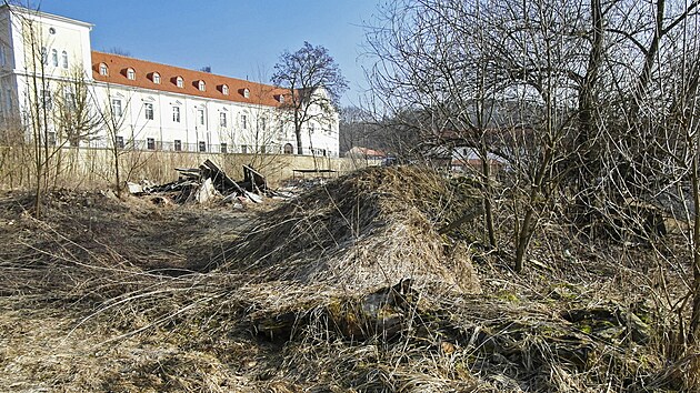 Součástí obce Snědovice v Ústeckém kraji je už od středověku zámek s parkem, který ve druhé polovině minulého století nezažíval zrovna nejlepší časy.