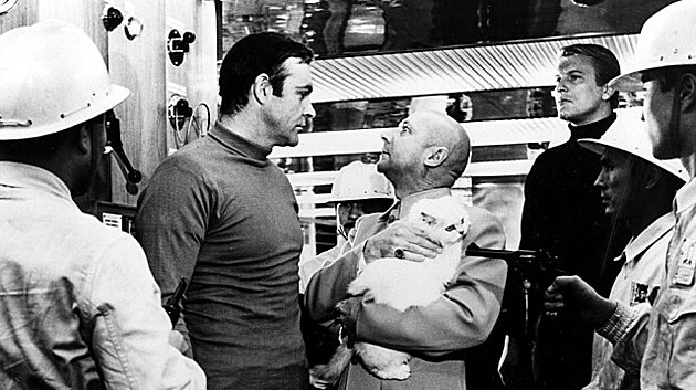 Sean Connery a Donald Pleasence v bondovce ije jenom dvakrát (1967)
