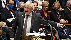 Britský premiér Boris Johnson ení na pd parlamentu. (3. listopadu 2021)