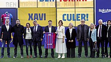 Nový kou fotbalové Barcelony Xavi (s dresem) na oficiálním pedstavení.