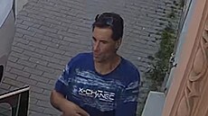 Police pátrá po zlod�ji, který se do zaparkovaného aut� v Brn� dostal kusem...