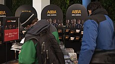 První den prodeje nového alba skupiny ABBA v berlínském obchodním dom. (5....
