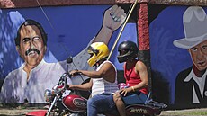 Prezidentské volby v Nikaragui. Na plakátu vlevo Daniel Ortega usilující o svůj...