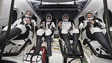 Posádka lodi Crew Dragon po pobytu ve vesmíru. Na ISS strávila 200 dní. (8....