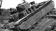 Bitva u Brod. Tký tank T-35 oputný osádkou u obce Verba. Tank patil 34....