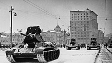 Tanky T-34 jedou moskevskými ulicemi na frontu z vojenské pehlídky, 7....