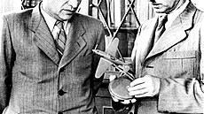 Arom Mikojan a Michail Gurjevi (v brýlích) s modelem první stíhaky