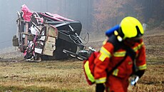 Drážní hasiči odstraňovali zdemolovanou kabinu lanovky z Ještědu. Kabina váží... | na serveru Lidovky.cz | aktuální zprávy