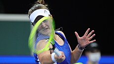 eská tenistka Barbora Krejíková v utkání proti Belind Bencicové ze výcarska