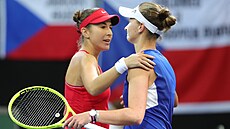 Švýcarská tenistka Belinda Bencicová (vlevo) se po zápase zdraví s Barborou...