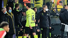 Mats Hummels z Dortmundu opoutí pedasn hit po ervené kart v duelu s...